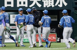 ソフトバンク対日本ハム　ソフトバンクに勝利し、ナインを出迎える日本ハム新庄剛志監督(中央)(撮影･前田充)
