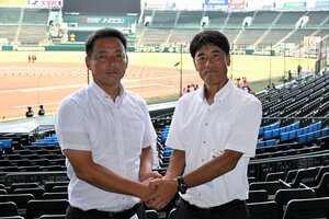 初戦で対戦する三重高校の沖田展男監督(左)と松商学園の松宗勝監督=2026年8月4日午後3時12分、阪神甲子園球場、塩原賢撮影