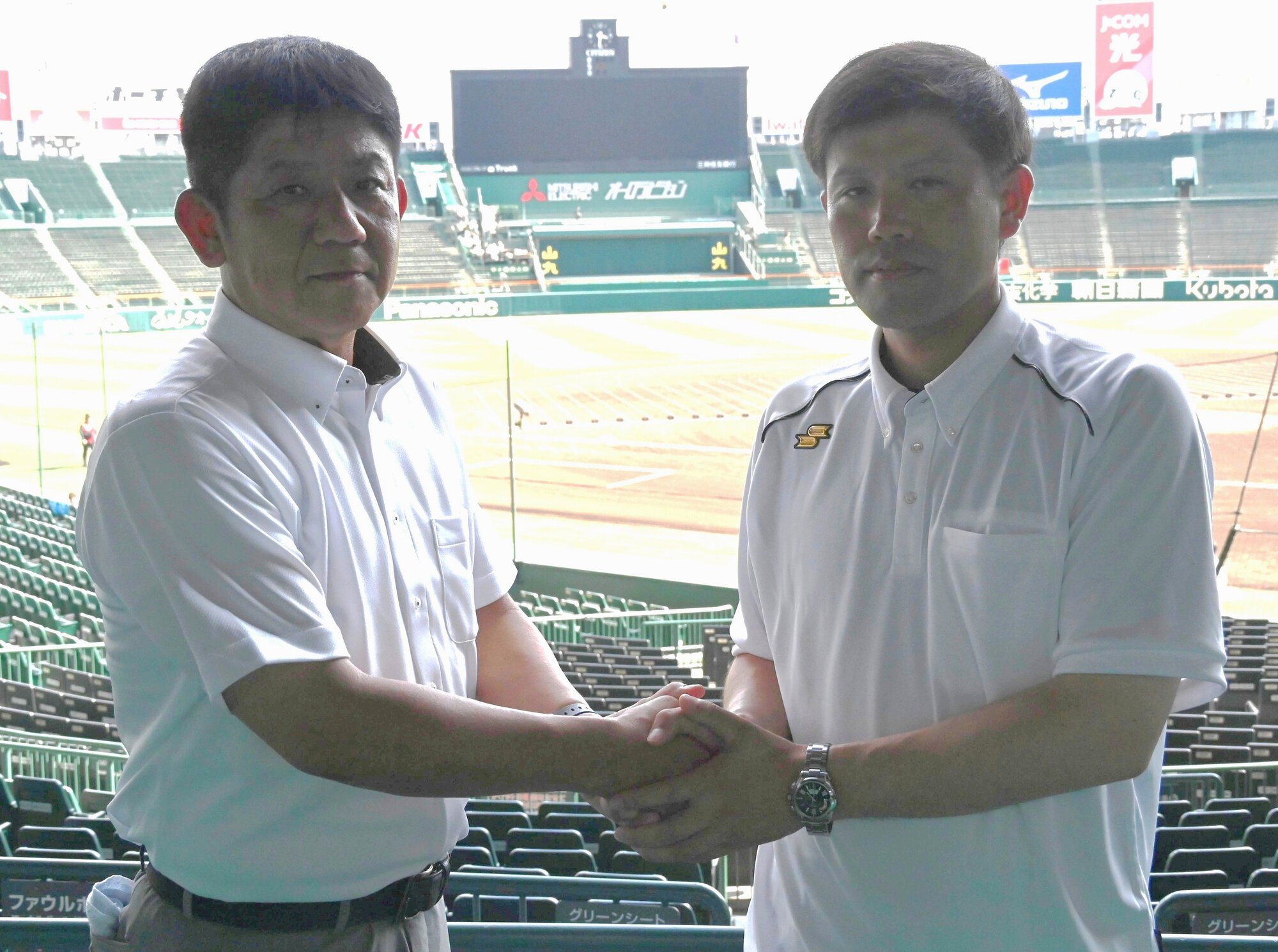 鶴岡東の佐藤俊監督(左)と、東海大甲府の仲沢広基監督=2026年8月4日、兵庫県西宮市の阪神甲子園球場、渡部耕平撮影
