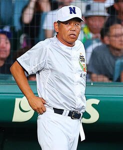 佐野日大対聖隷クリストファー　ベンチ前に立つ佐野日大･麦倉洋一監督(撮影･野上伸悟)
