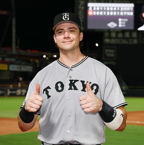 広島対巨人　ヒーローインタビューを受け写真に納まる巨人ボビー･ダルベック(撮影･加藤哉)