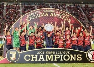2025年12月、優勝を決め、シャーレを高々と掲げる鹿島鬼木達監督(中央)