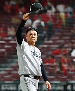 広島対巨人　広島に勝利しファンに帽子を振ってあいさつする巨人橋上秀樹監督代行(撮影･加藤哉)