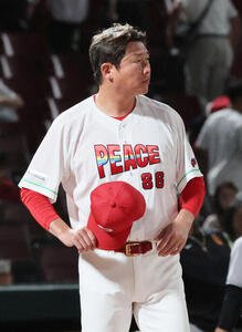 広島対巨人　ピースナイター2026　敗れた広島新井貴浩監督(撮影･加藤孝規)