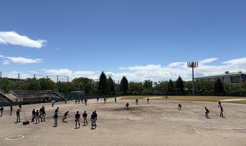 守備練習に力を入れる横浜の選手たち(撮影･保坂淑子)
