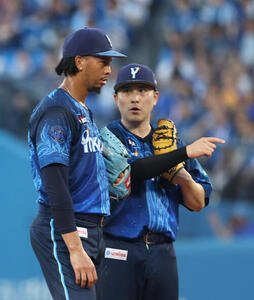 DeNA対阪神　2回表、押し出しを許し、佐野恵太(右)と言葉を交わすビド(撮影･河田真司)