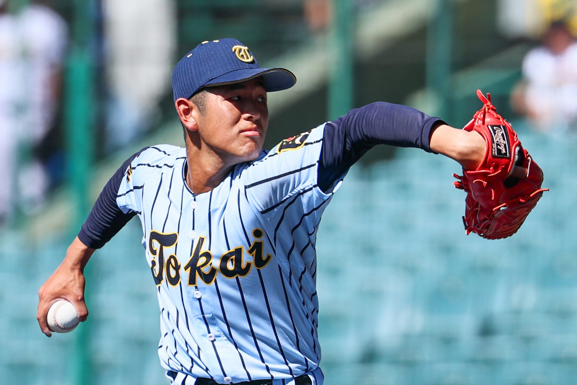 鶴岡東―東海大甲府　六回表、力投する東海大甲府2番手の村尾=木子慎太郎撮影