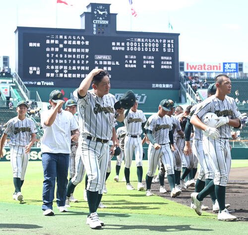 鶴岡東対東海大甲府　東海大甲府に負け肩をを落とす鶴岡東ナインら(撮影･石井愛子)