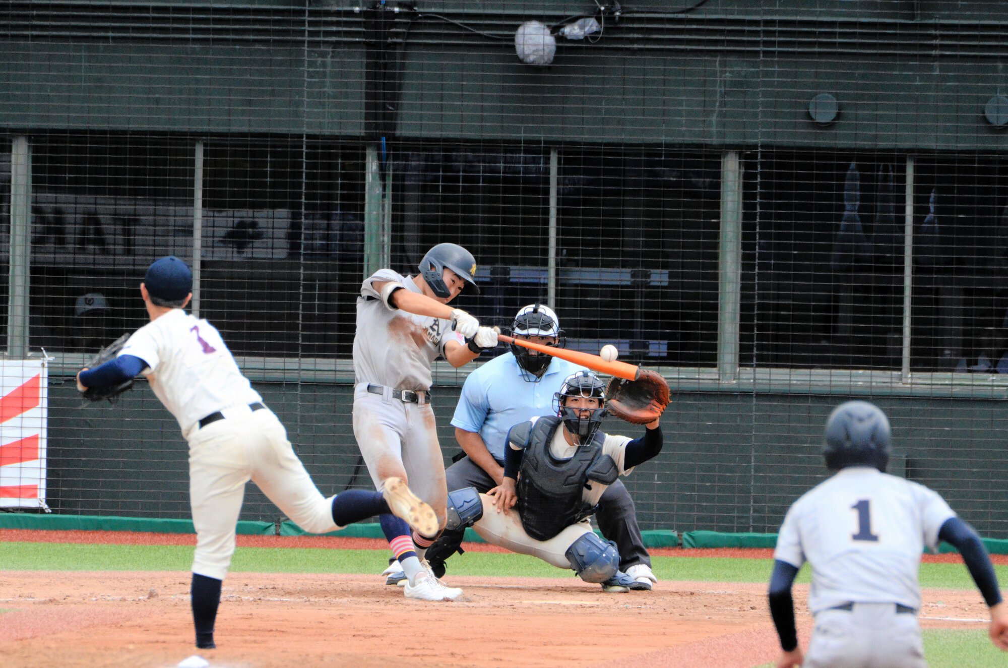 弘前学院聖愛―青森山田　七回、青森山田は稲見がセンターに2点適時打を放ち同点に追いつく=2026年7月22日、はるか夢、鵜沼照都撮影