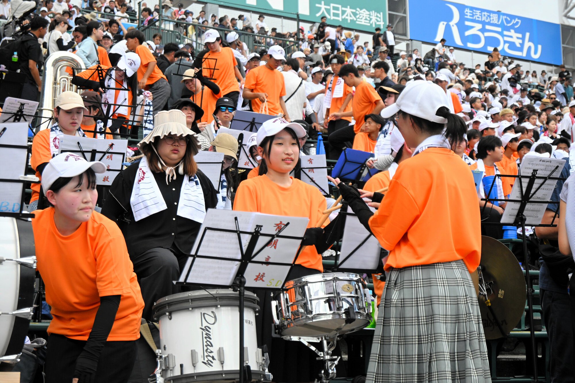 アルプススタンドで応援の準備をする有明の吹奏楽部=2026年8月7日午後4時5分、阪神甲子園球場、根元紀理子撮影