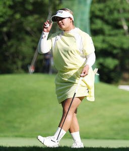 18番、バーディーパットを決めた鈴木愛(撮影･宮地輝)