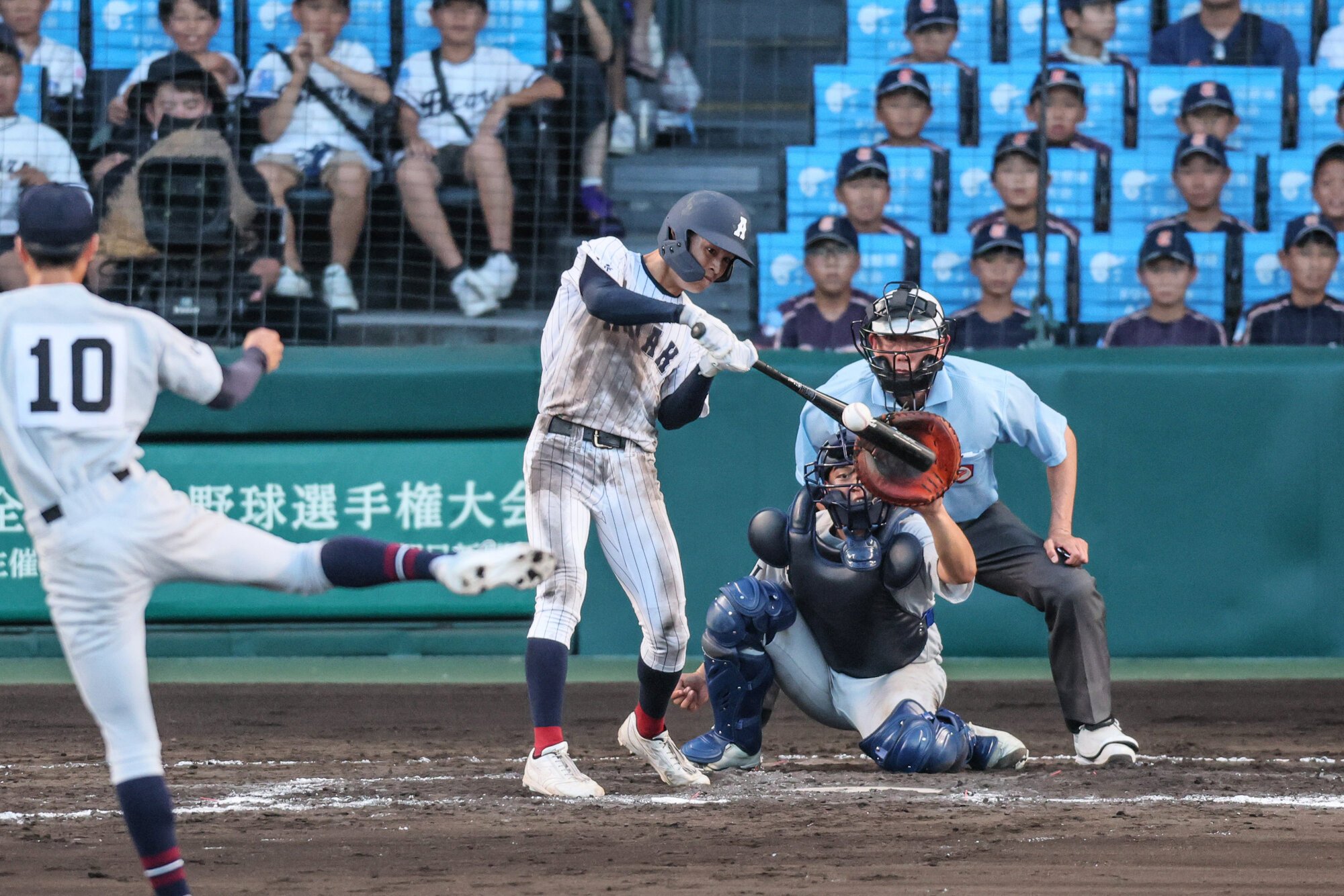 有明―立命館宇治　九回表有明2死満塁、永田は走者一掃の適時二塁打を放つ=上山淳一撮影