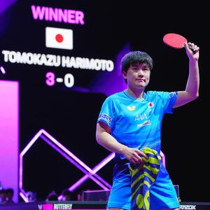 男子シングルス2回戦で向鵬に勝利し拍手に応える張本智和(撮影･垰建太)