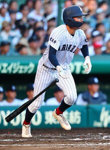 有明対立命館宇治　7回表有明2死二、三塁、2点適時安打を放つ永田晴輝(撮影･野上伸悟)
