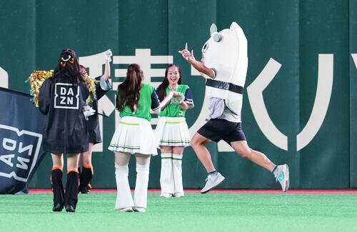巨人対ヤクルト　すしレースはいかが圧勝(撮影･鈴木みどり)
