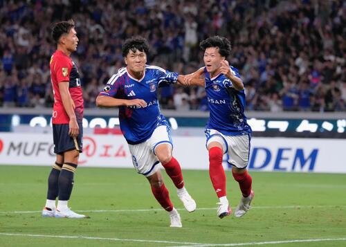 横浜対鹿島　前半、先制ゴールを決めた横浜三井寺眞(右)(撮影･足立雅史)