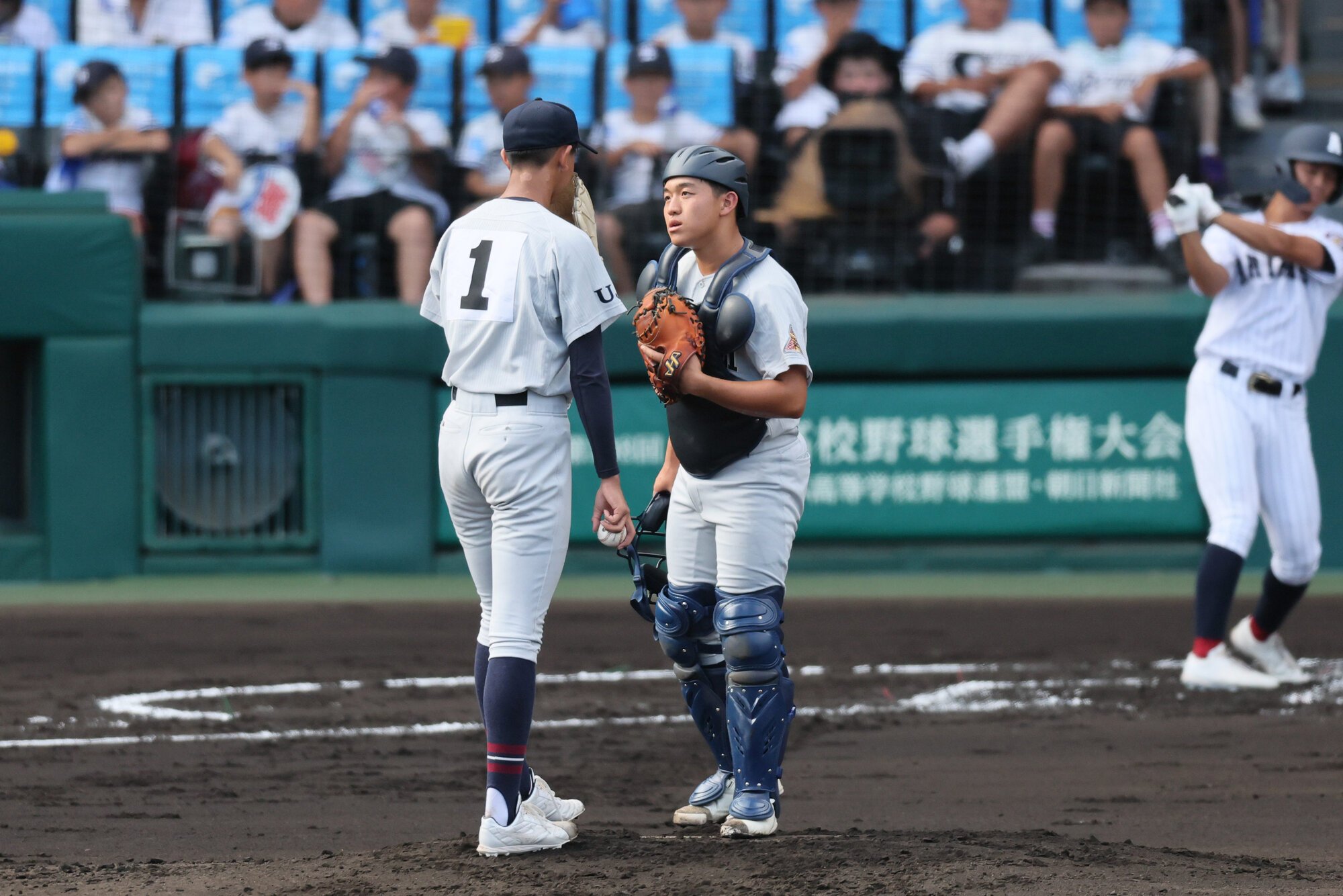 有明―立命館宇治　二回表、マウンドで投手中尾(左)と言葉を交わす捕手江原=上山淳一撮影