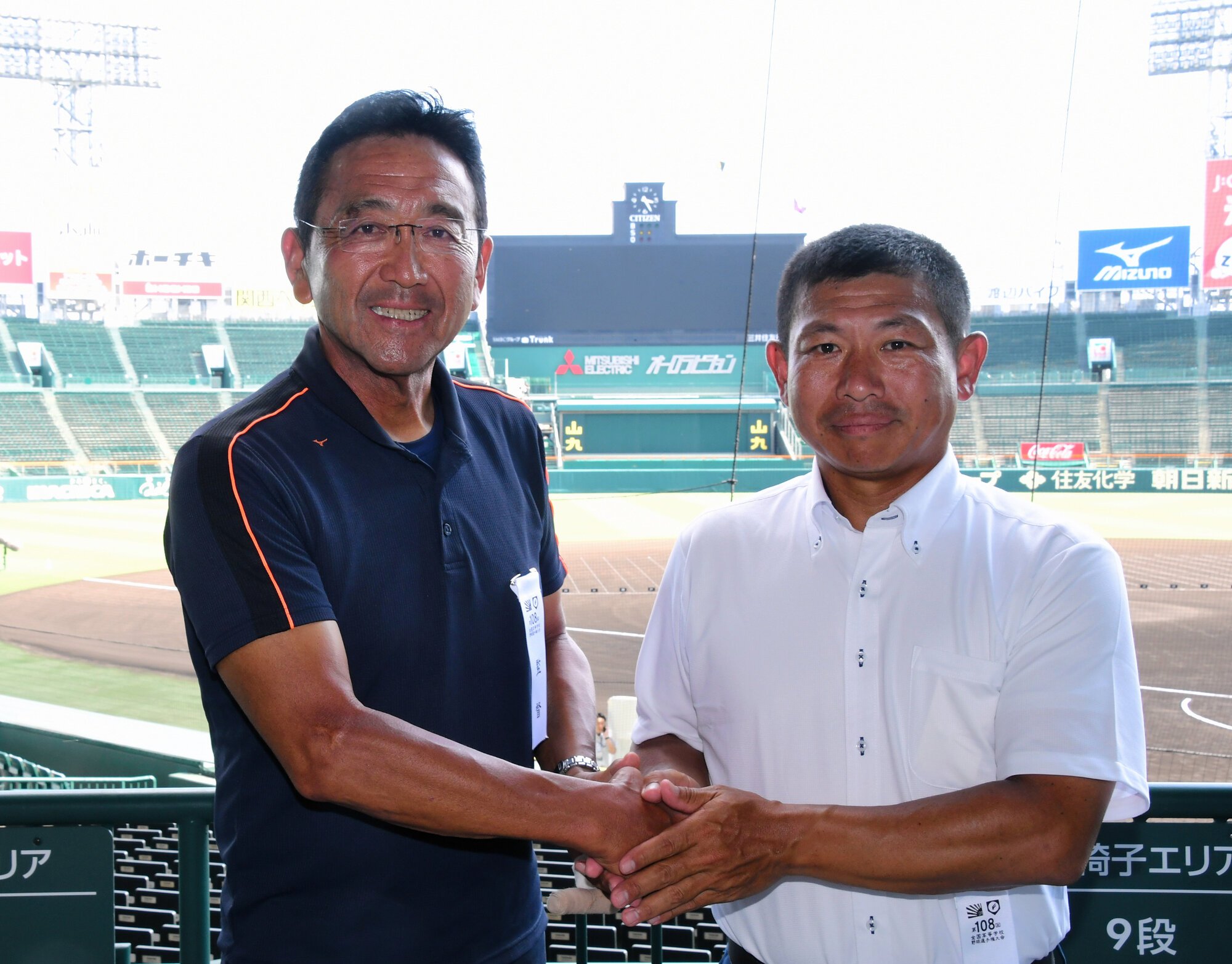大分商･那賀誠監督(左)と日本文理･鈴木崇監督=阪神甲子園球場