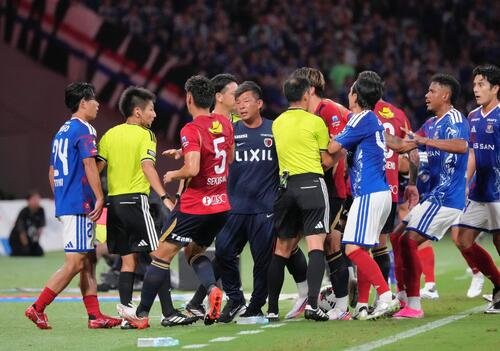 横浜対鹿島　前半、選手の小競り合いを制止する鹿島鬼木達監督(中央)(撮影･足立雅史)