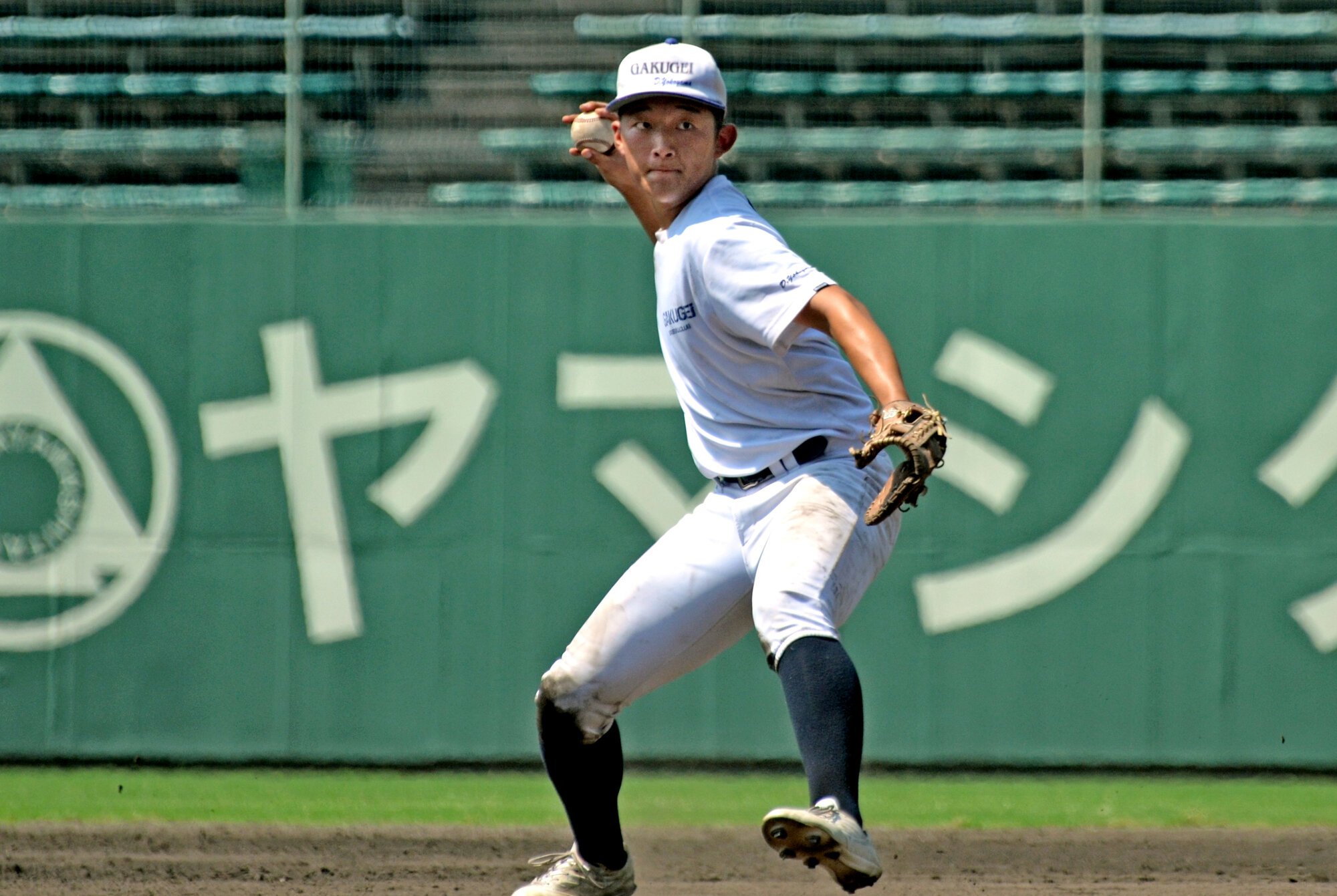 試合形式の練習で一塁手の守備につく岡山学芸館の横山大希選手=2026年8月3日、岡山県倉敷市中庄、中川壮撮影