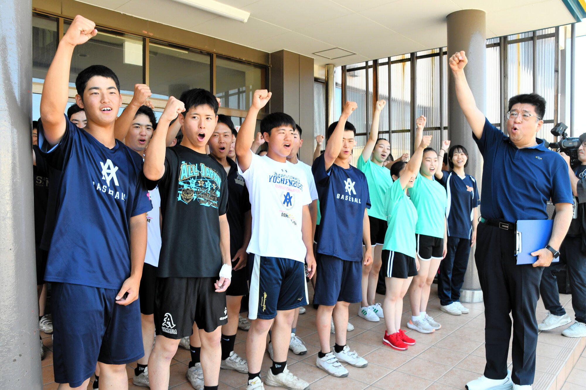 阪神甲子園球場に向けて出発する青森山田中高の生徒ら=2026年8月7日、青森市、三井新撮影