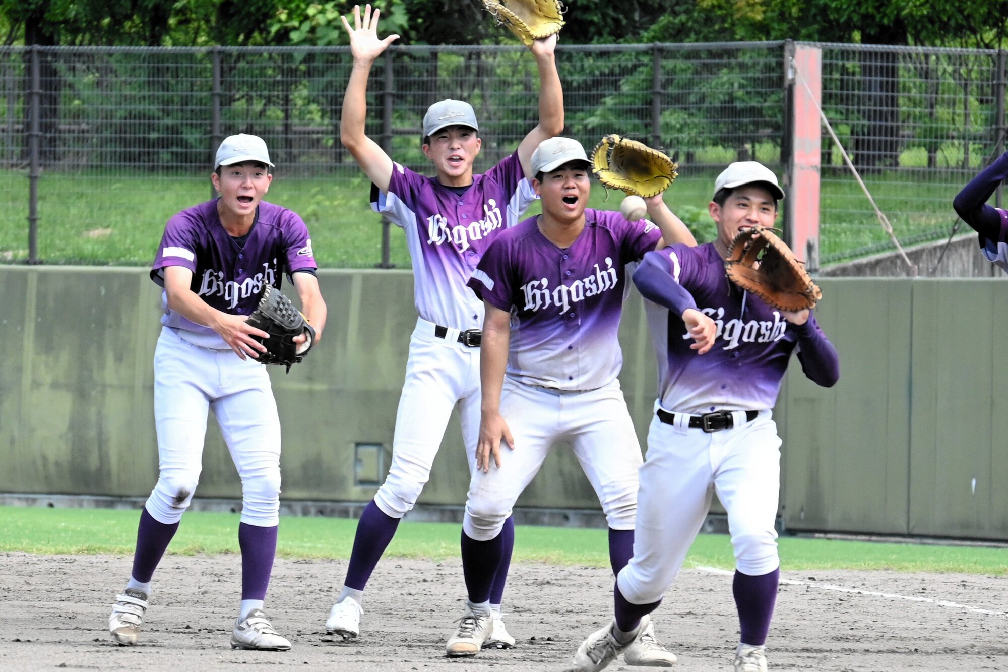 練習を締めくくるノックで大きな声を出す桂柚道選手(左端)ら=2026年8月6日、大阪府高槻市、坂田達郎撮影