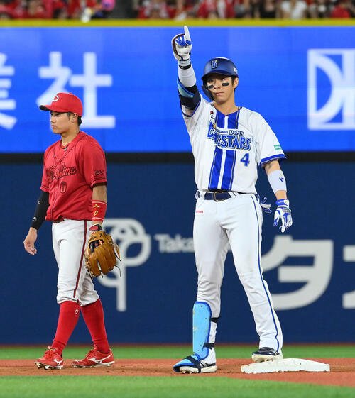 DeNA対広島　6回裏DeNA1死二塁、度会隆輝(右)は適時二塁打を放ちポーズを決める。二塁手勝田成(撮影･滝沢徹郎)