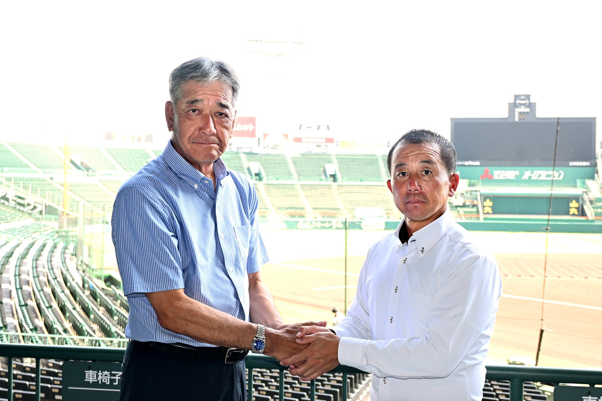 握手を交わす霞ケ浦の高橋祐二監督(左)と中京の今村陽一監督=2026年8月4日午後2時48分、阪神甲子園球場、後藤隆之撮影