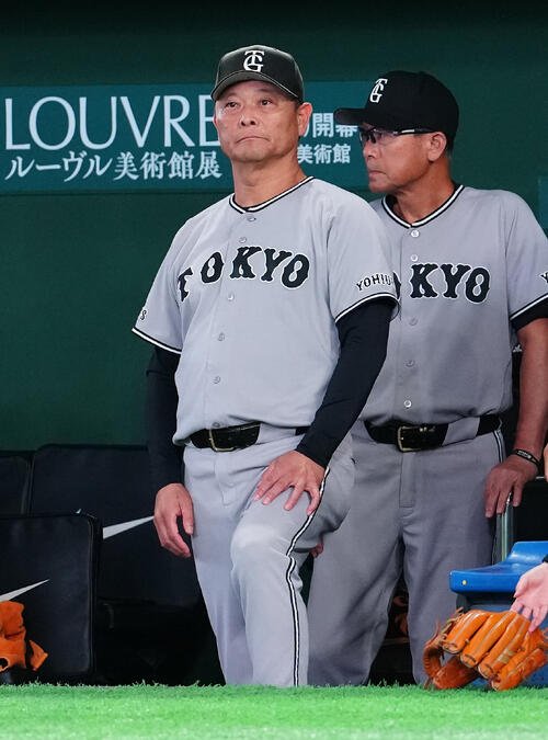 巨人対ヤクルト　ベンチから試合を見守る巨人橋上秀樹監督代行(左)(撮影･鈴木みどり)