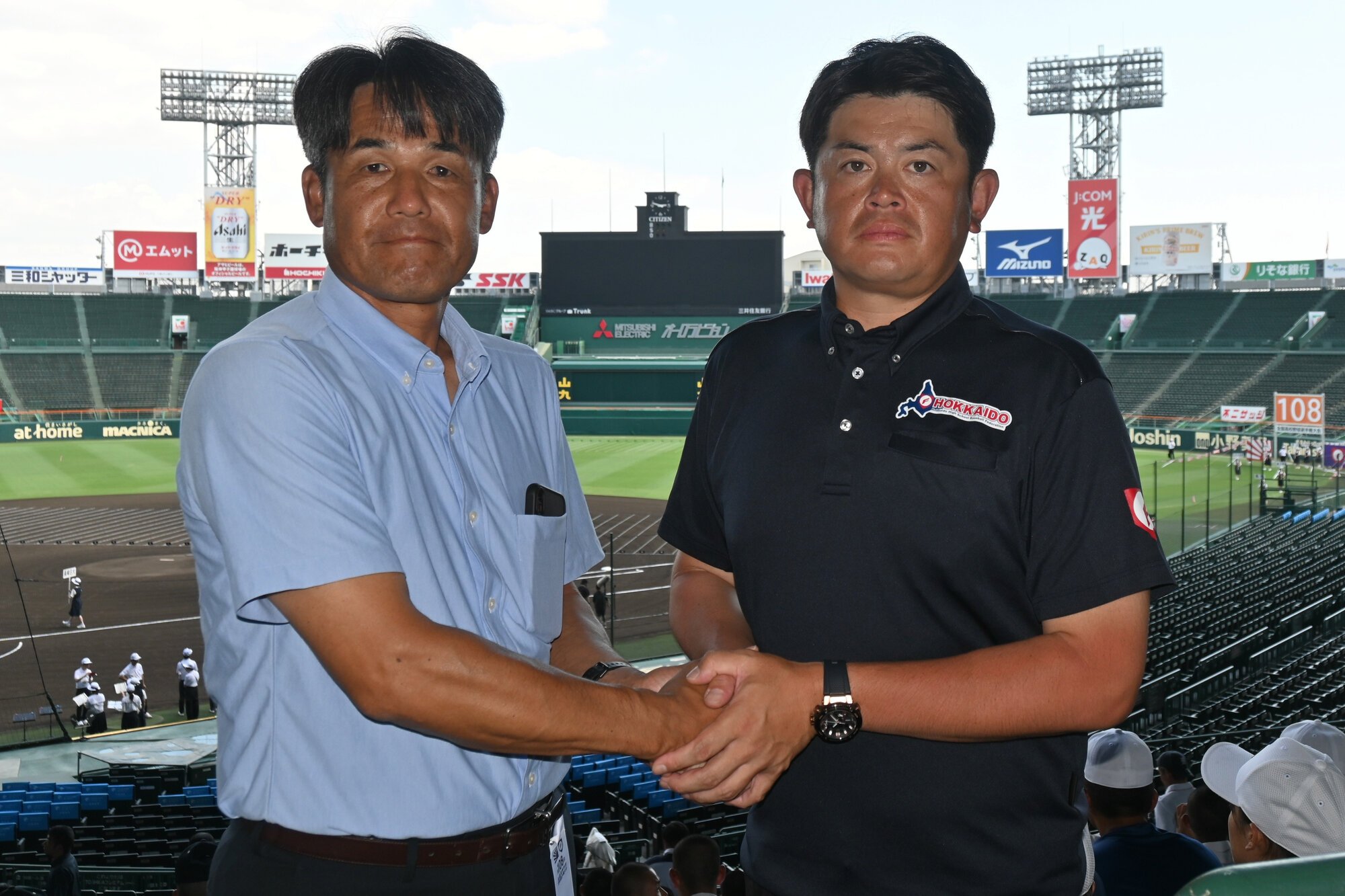 握手を交わす東日大昌平の江井康胤監督(左)と白樺学園の亀田直紀監督=2026年8月4日午後3時6分、阪神甲子園球場、丸石伸一撮影
