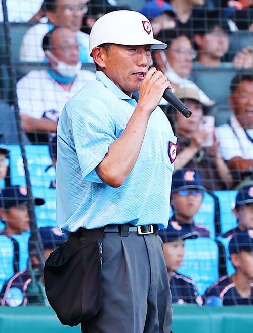 有明対立命館宇治　7回表有明2死一塁、ビデオ検証についてアナウンスする永井球審(撮影･野上伸悟)