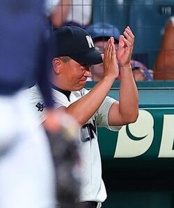 長崎日大対立正大淞南　得点に拍手する長崎日大･平山清一郎監督(撮影･野上伸悟)