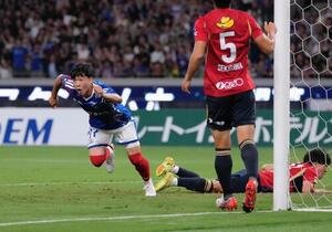 横浜対鹿島　前半、先制ゴールを決めた横浜三井寺眞(左)(撮影･足立雅史)