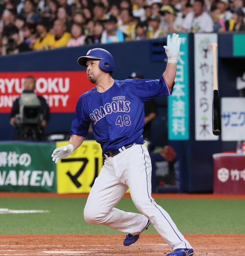 阪神対中日　9回表中日2死二、三塁、阿部寿樹は逆転2点適時二塁打を放つ(撮影･宮崎幸一)