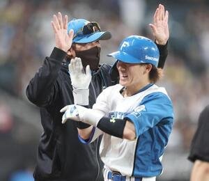 日本ハム対楽天　試合後、サヨナラにつながる右前打を放った矢沢宏太を出迎える日本ハム新庄剛志監督(撮影･黒川智章)