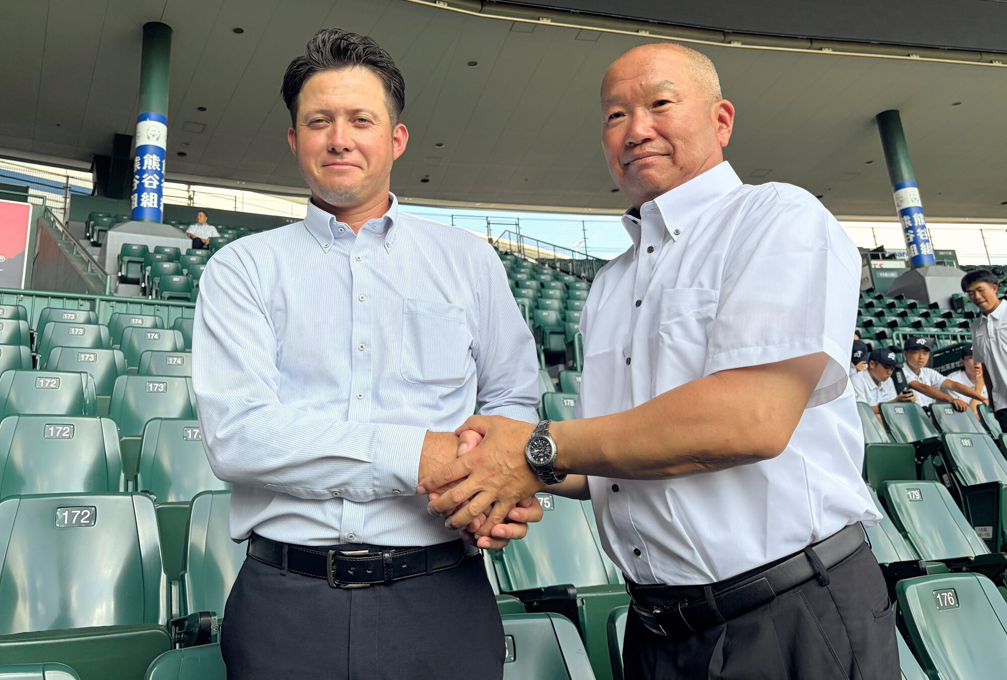 八王子実践の河本ロバート監督(左)と鳴門渦潮の森恭仁監督=2026年8月4日、阪神甲子園球場、小池寛木撮影