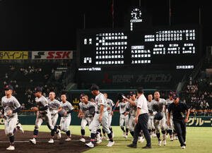 長崎日大対立正大淞南　敗れて引き揚げる立正大淞南の選手たち(撮影･野上伸悟)