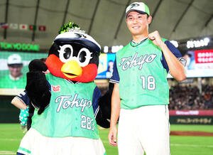 巨人対ヤクルト　巨人に完封勝利し、つばみと笑顔で写真に納まるヤクルト奥川恭伸(撮影･鈴木みどり)