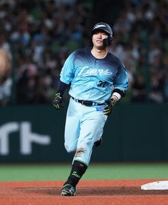 西武対ソフトバンク　5回裏西武無死、柘植世那はソロ本塁打を放ち笑顔を見せる(撮影･鈴木正人)