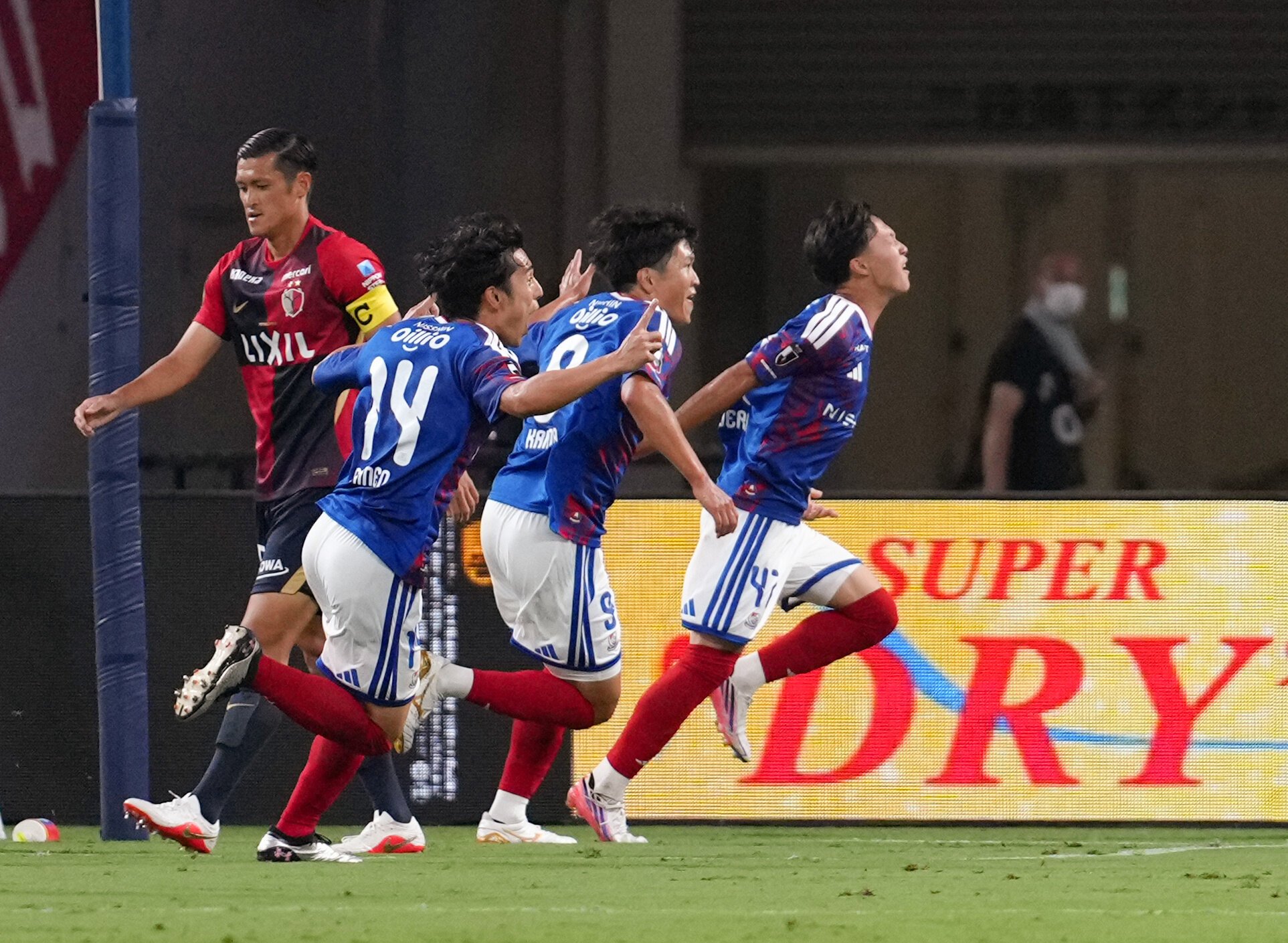 前半、先制のゴールを決め喜ぶ横浜Mの三井寺真(右)ら。左は鹿島の植田直通=西岡臣撮影