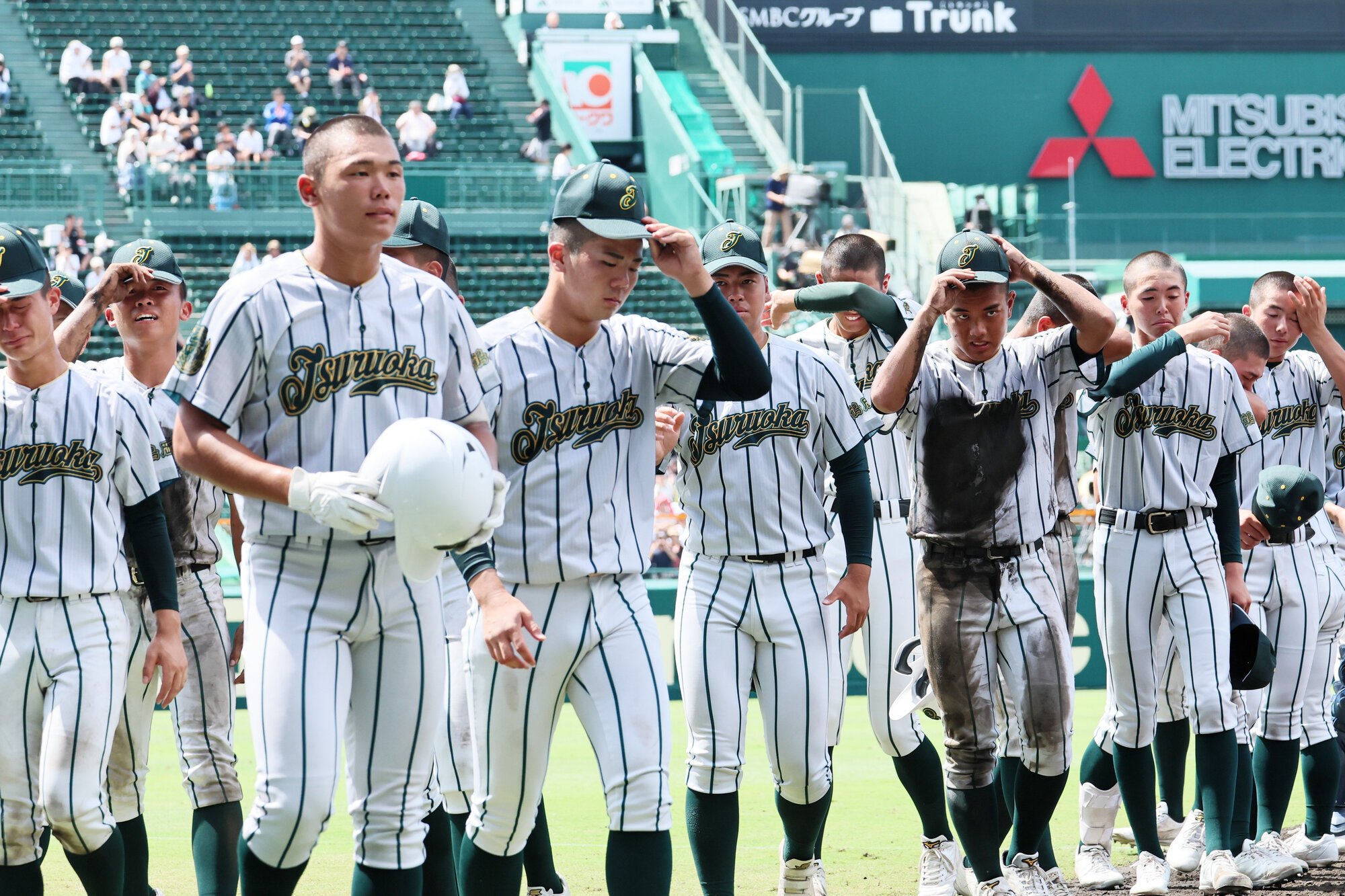 鶴岡東―東海大甲府　東海大甲府に敗れた鶴岡東の選手たち=木子慎太郎撮影