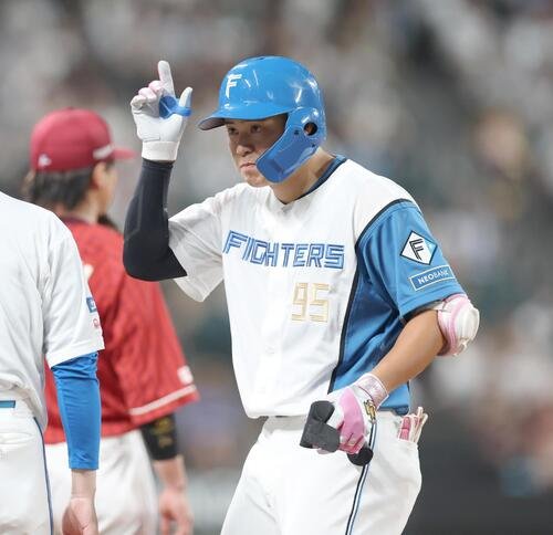 日本ハム対楽天　5回裏日本ハム無死、プロ初安打を放ちポーズをとる常谷拓輝(撮影･黒川智章)