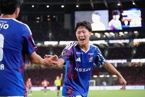 横浜対鹿島　後半、ゴールを決めた横浜谷村海那(左)を祝福する三井寺眞(撮影･足立雅史)