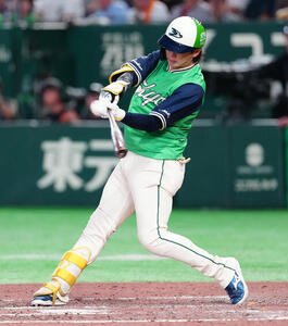 巨人対ヤクルト　7回表ヤクルト2死、先制のソロ本塁打を放つ長岡秀樹(撮影･鈴木みどり)