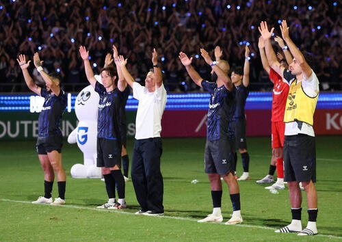 G大阪対浦和　初勝利のG大阪明神智和監督(中)は得点を決めた選手と一緒に勝利のパフォーマンス(撮影･西尾就之)