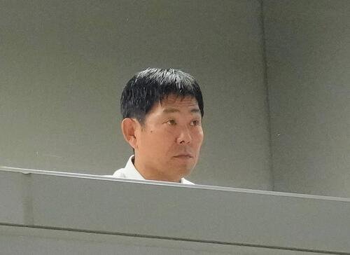 横浜対鹿島　視察する日本代表森保一監督(中央)(撮影･足立雅史)