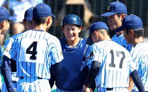 五回表鶴岡東無死一塁で野中が犠打を決めた後、マウンドに集まる捕手岡田(中央)ら東海大甲府の選手たち＝上田博志撮影