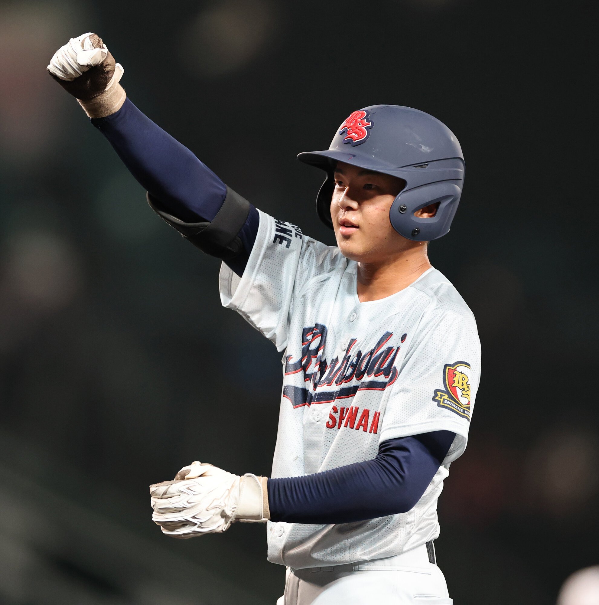 長崎日大―立正大淞南　六回裏立正大淞南無死一塁、左前打を放ちガッツポーズをする太田=藤原伸雄撮影