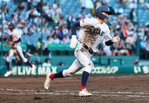 有明対立命館宇治　9回表有明2死満塁、走者一掃3点適時二塁打を放つ永田晴輝(撮影･野上伸悟)