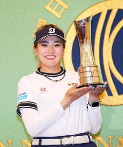 優勝トロフィーを手に笑顔を見せる桑木志帆(2026年8月5日撮影)